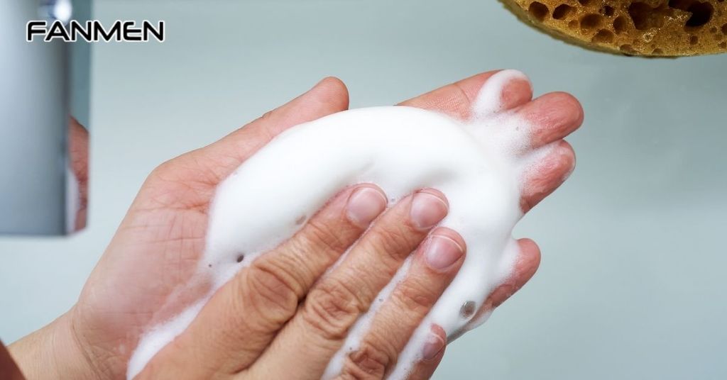 Dùng sữa rửa mặt trị mụn