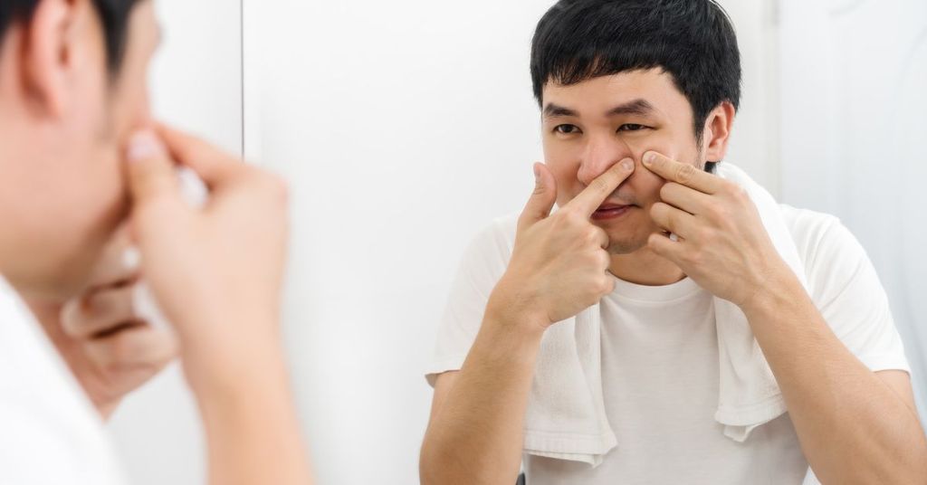 Hay sử dụng tay để nặn mụn