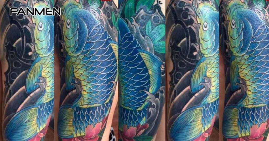 Hình xăm cá chép ở chân màu xanh