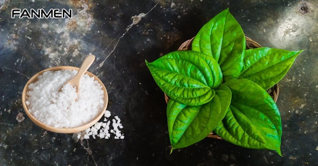 Kết hợp lá trầu không và muối biển