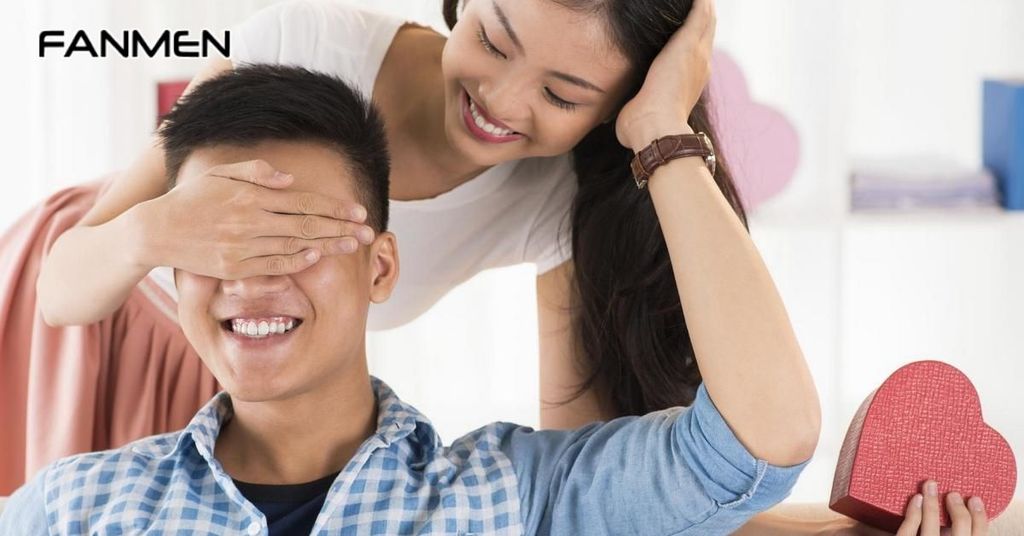 Mách bạn cách tặng quà cho nam khéo léo vừa lòng người nhận