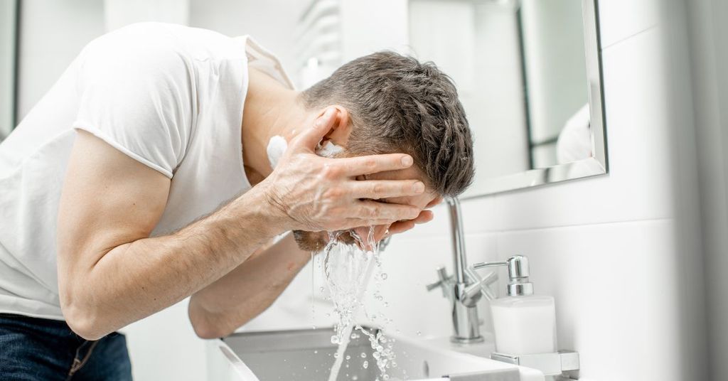 Vì Sao Nên Sử Dụng Sữa Rửa Mặt Dịu Nhẹ Cho Nam?