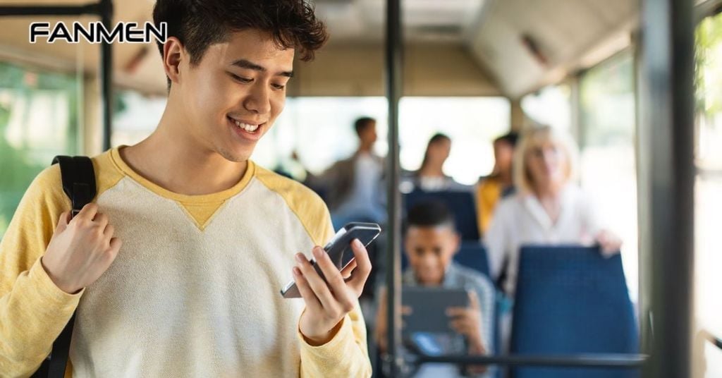 Nhắn tin theo kiểu thả thính hoặc khen bạn gái