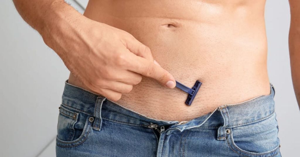 Cạo lông vùng kín cho nam bằng dao cạo râu