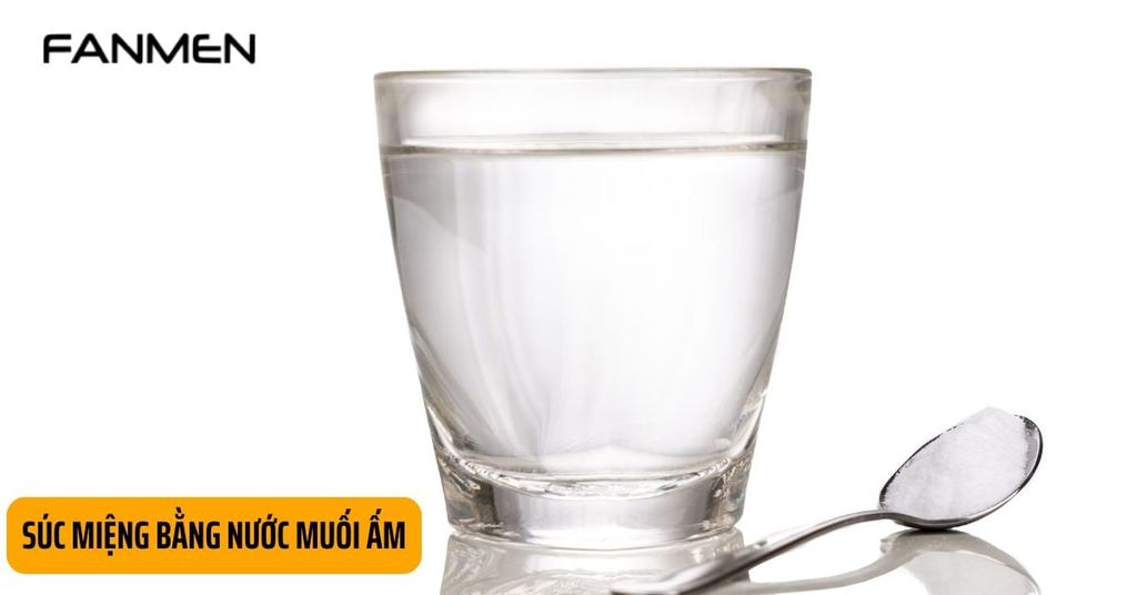 Súc miệng bằng nước muối ấm