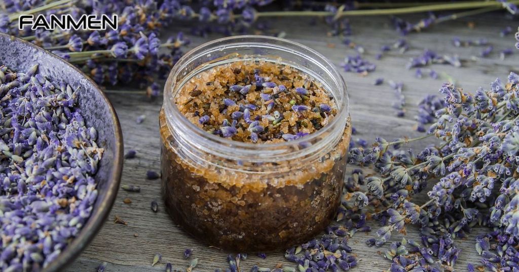 Vệ sinh vùng kín và tẩy da chết trước khi cạo lông