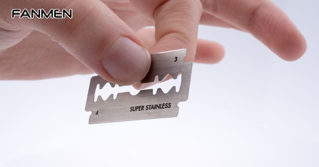 Thay mới lưỡi dao cạo trước mỗi lần cạo lông vùng kín