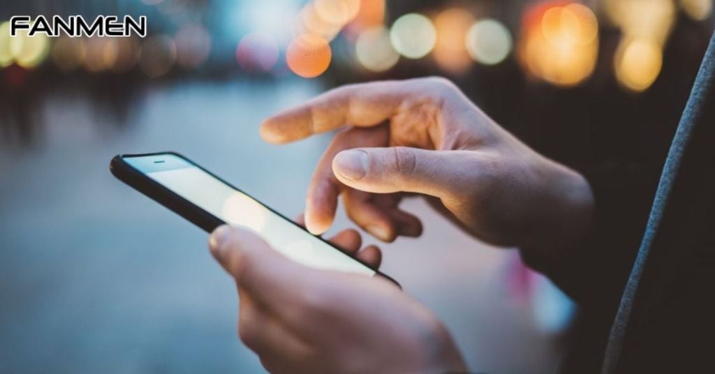 Luôn chủ động nhắn tin cho nàng mà không để nàng chờ đợi