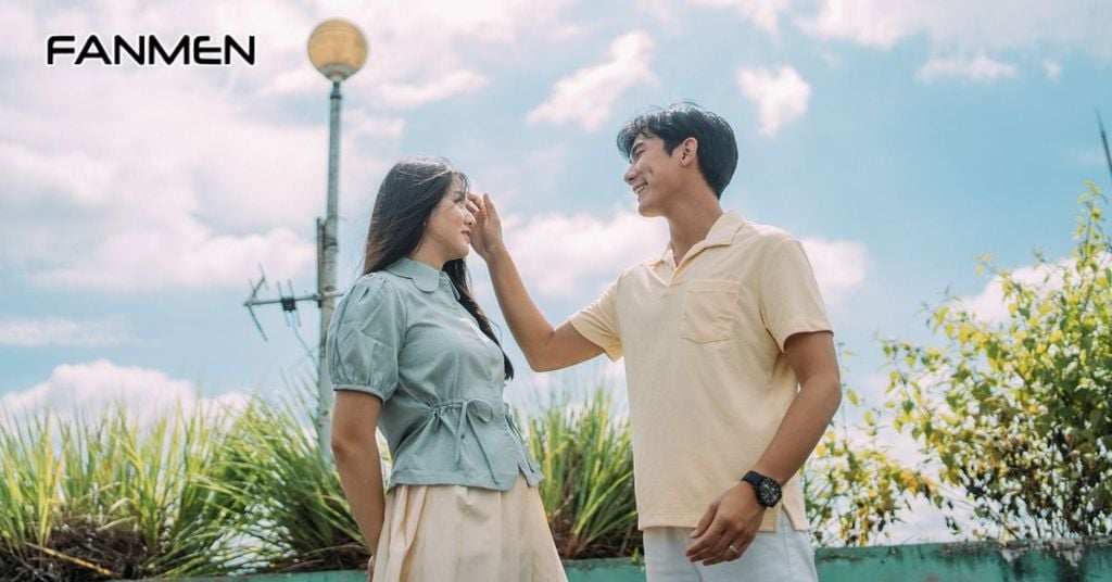 Cô gái ấy hay viện cớ để gần gũi tán tỉnh bạn