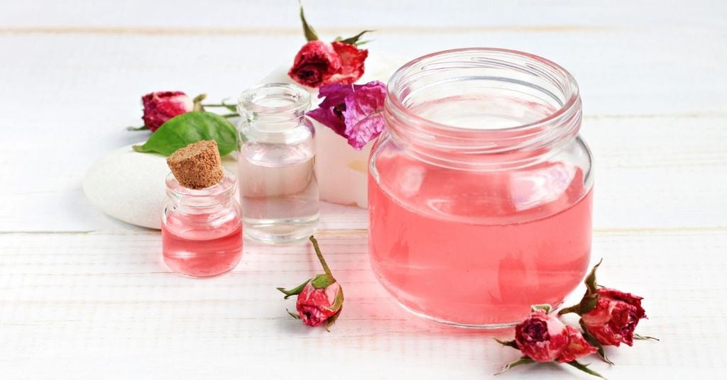 Một Số Mẹo Kết Hợp Với Nước Hoa Hồng Loại Bỏ Mụn Đầu Đen