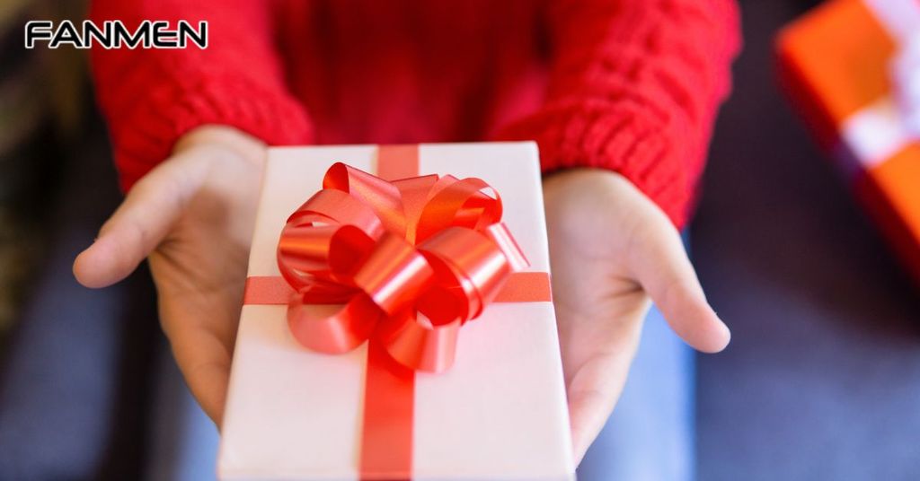 tặng quà cho con trai trong lớp